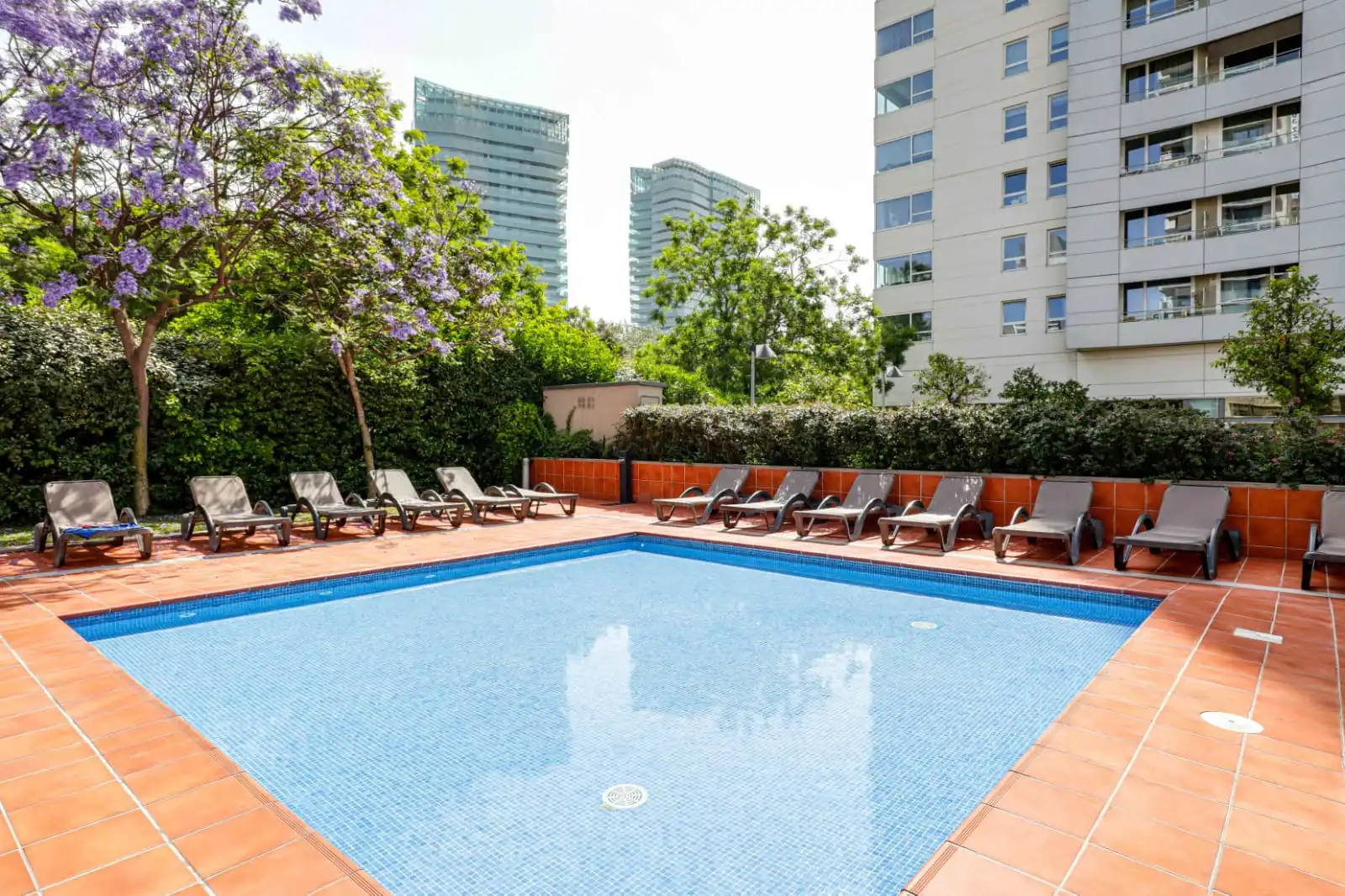 Schwimmbecken von Wohnungen zum Verkauf in Barcelona mit Klimaanlage, Heizung und Parkett