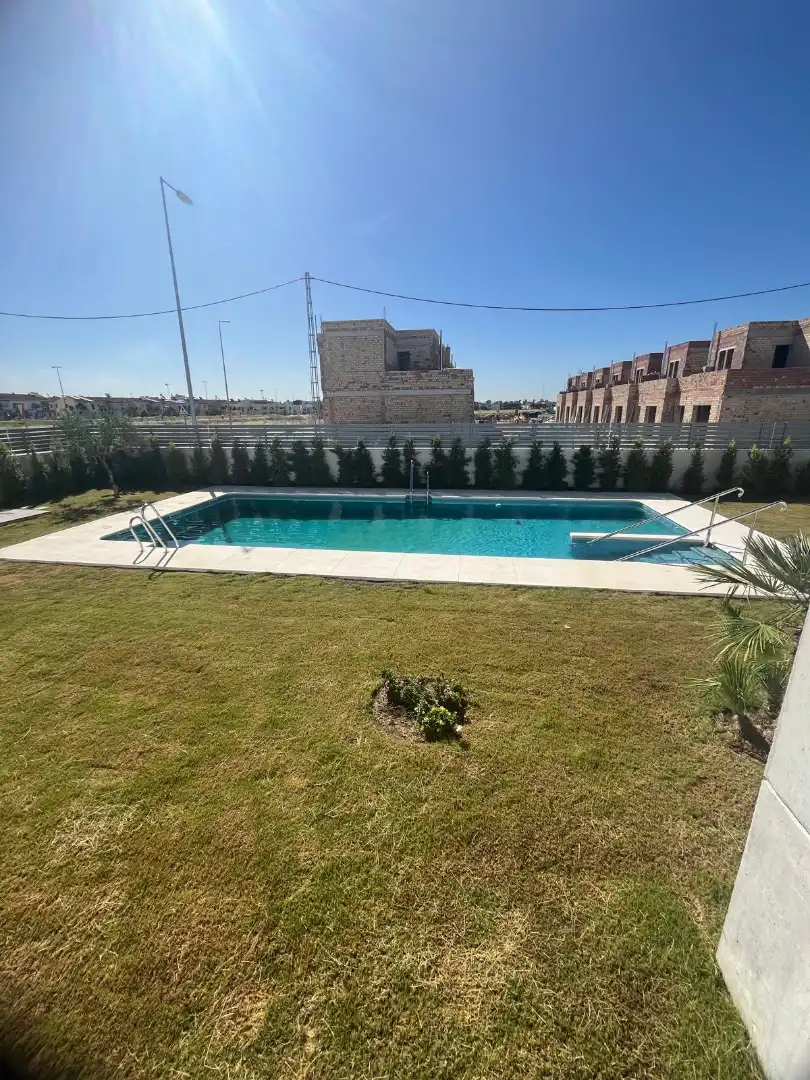 Piscina de Casa adosada en venta en Coria del Río con Aire acondicionado, Jardín privado y Terraza