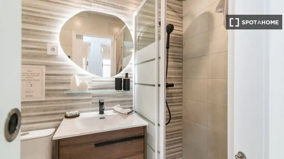 Badezimmer von Wohnung zur untervermieten in Barcelona mit Klimaanlage, Terrasse und Möbliert