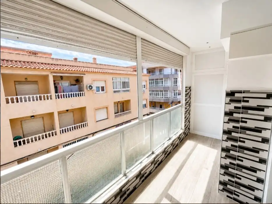 Terrassa de Apartament en venda en Torrevieja amb Terrassa, Piscina i Moblat