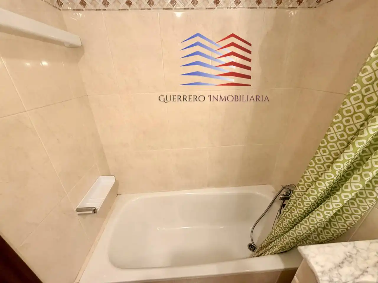 Baño de Apartamento de alquiler en Ourense Capital  con Calefacción, Parquet y Trastero