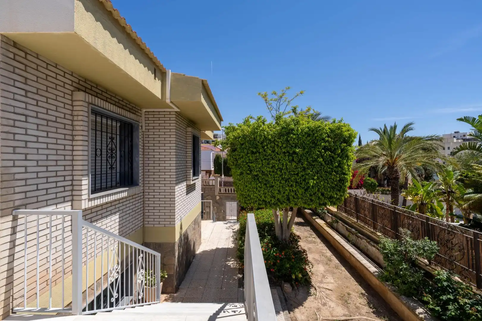 Vista exterior de Casa o chalet en venta en Roquetas de Mar con Aire acondicionado, Jardín privado y Parquet
