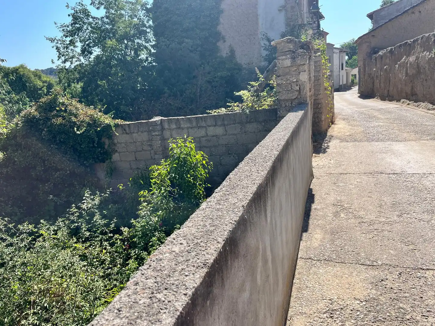Außenansicht von Einfamilien-Reihenhaus zum Verkauf in Castillazuelo mit Heizung