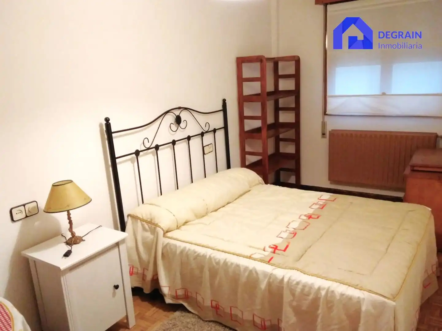 Habitación de Piso de alquiler en Oviedo  con Amueblado