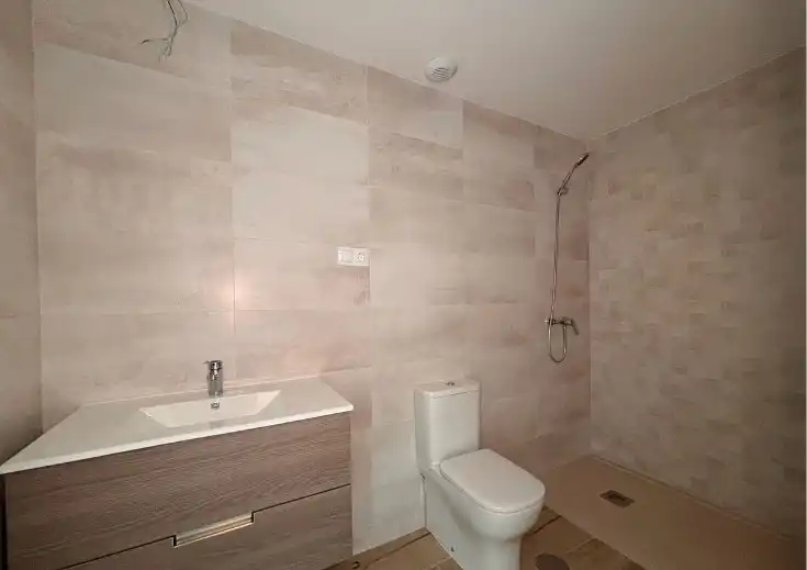 Badezimmer von Wohnung zur Miete in Marbella mit Klimaanlage, Heizung und Terrasse