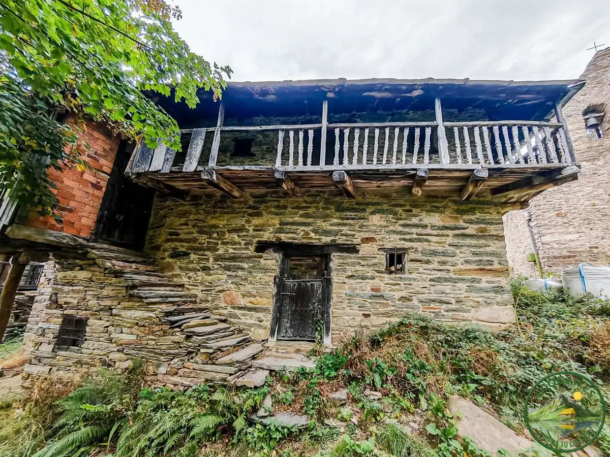 Vista exterior de Casa adosada en venta en Ponferrada