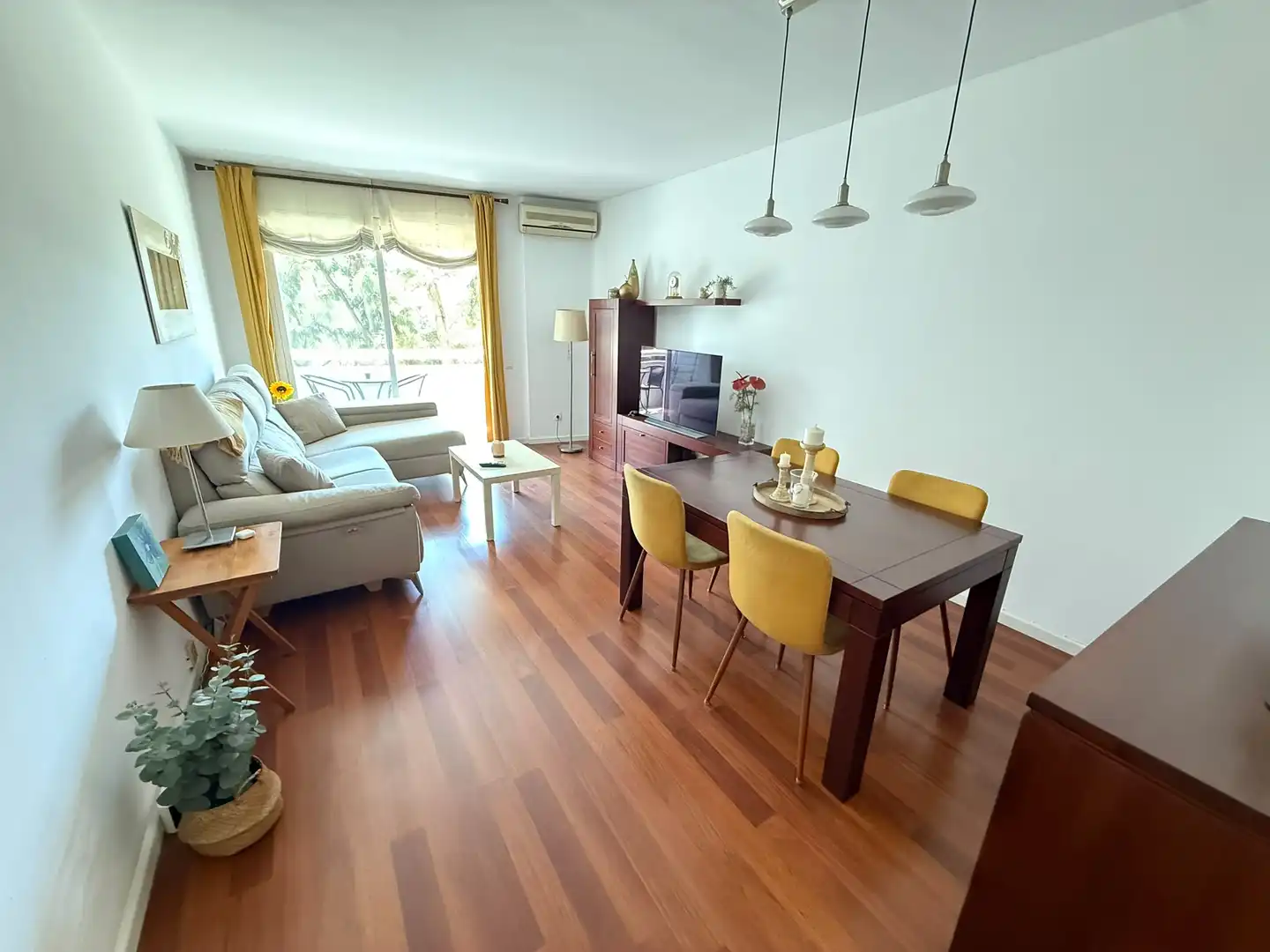 Living room of Flat for sale in Cornellà de Llobregat  with Heating, Private garden and Swimming Pool
