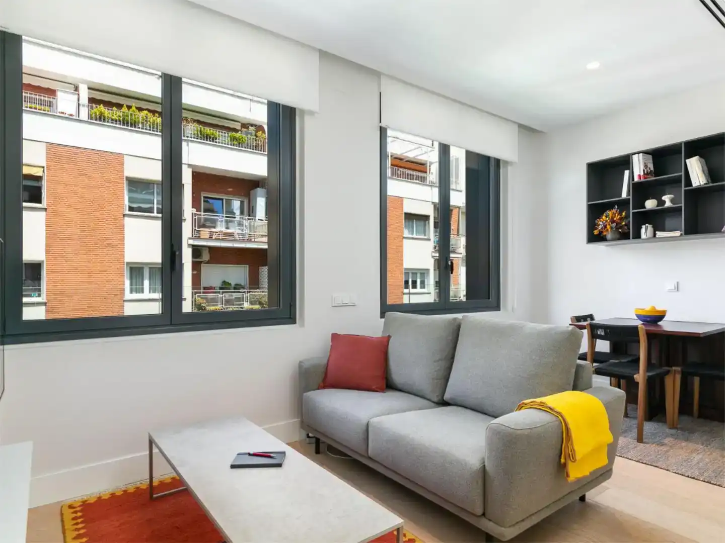 Sala d'estar de Apartament de lloguer en  Madrid Capital amb Aire condicionat i Piscina