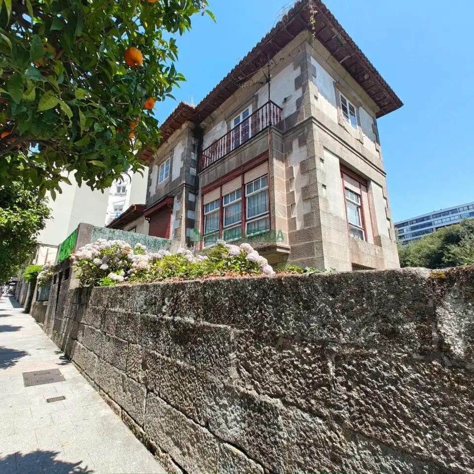Vista exterior de Edifici en venda en Vigo 