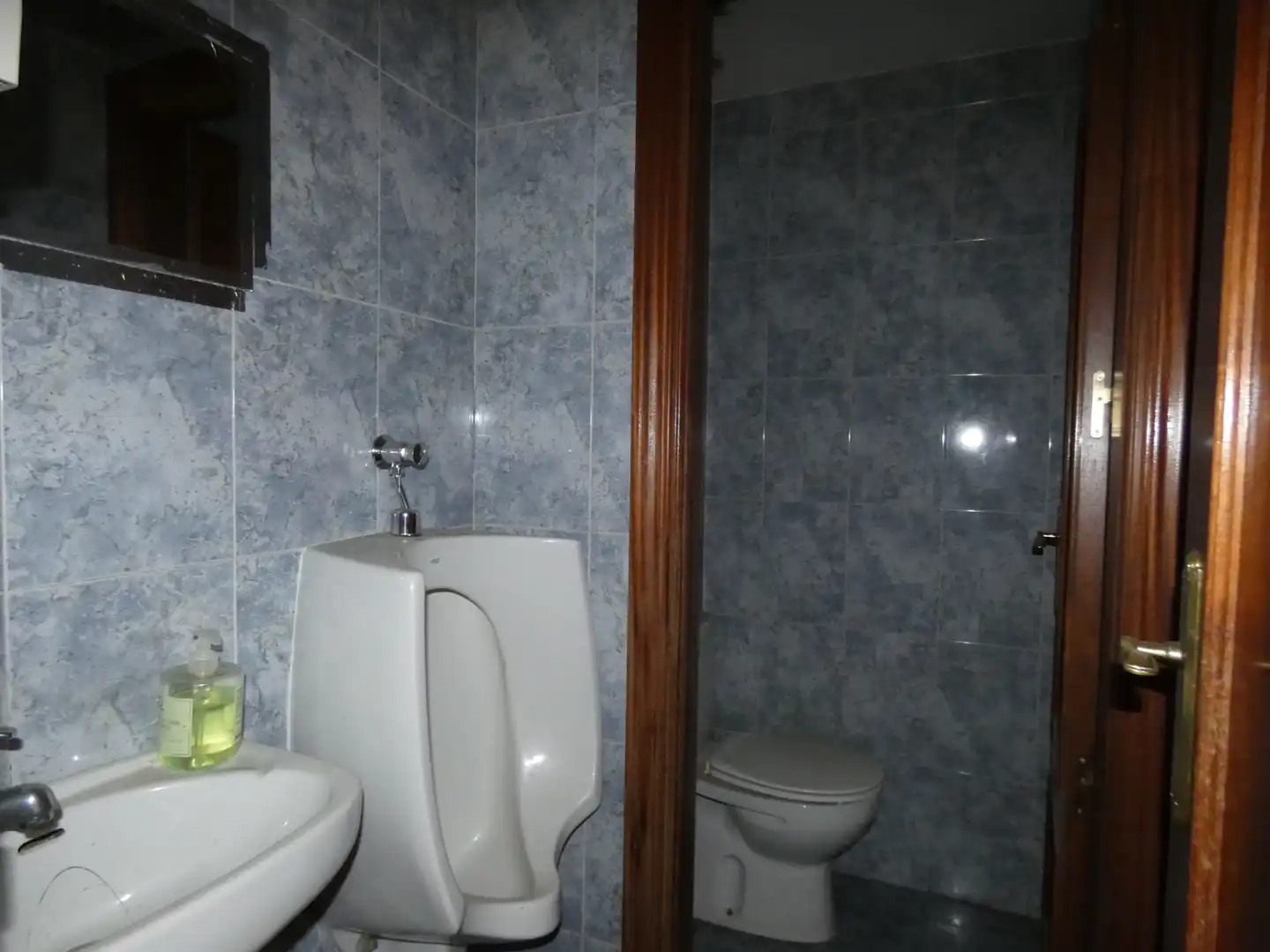 Baño de Local en venta en Madrid con Amueblado