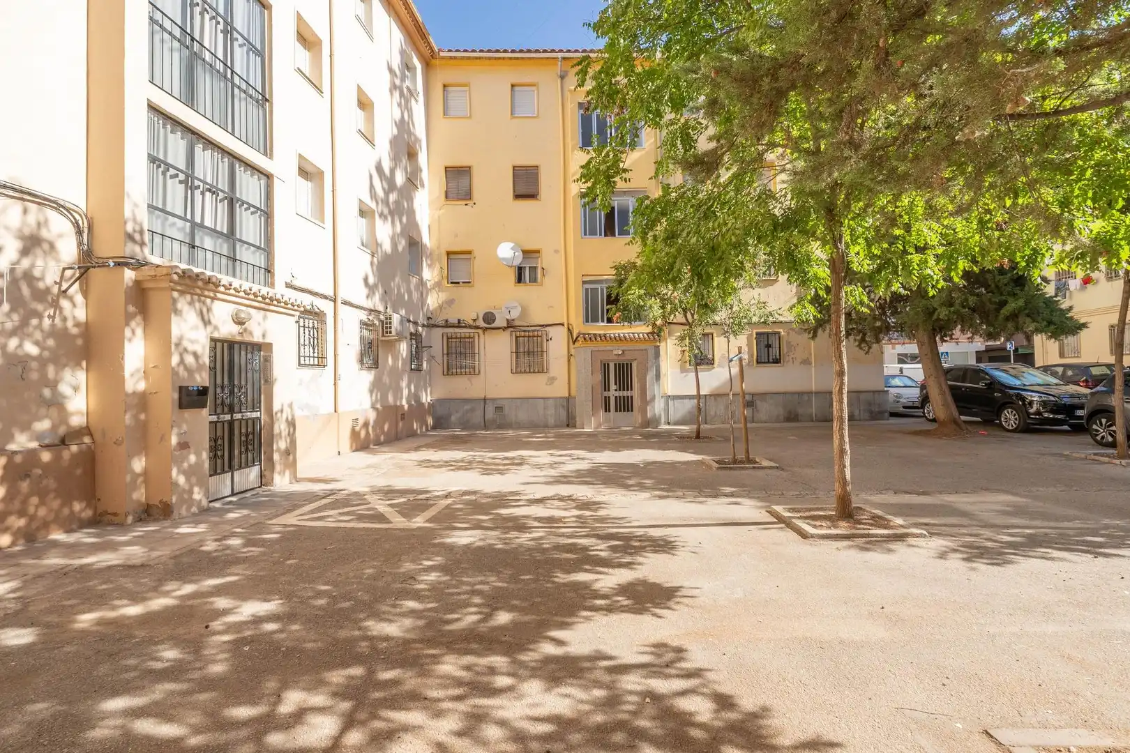 Vista exterior de Pis en venda en Granada amb Aire condicionat i Balcó