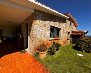 Jardí de Casa o xalet en venda en O Grove   amb Terrassa