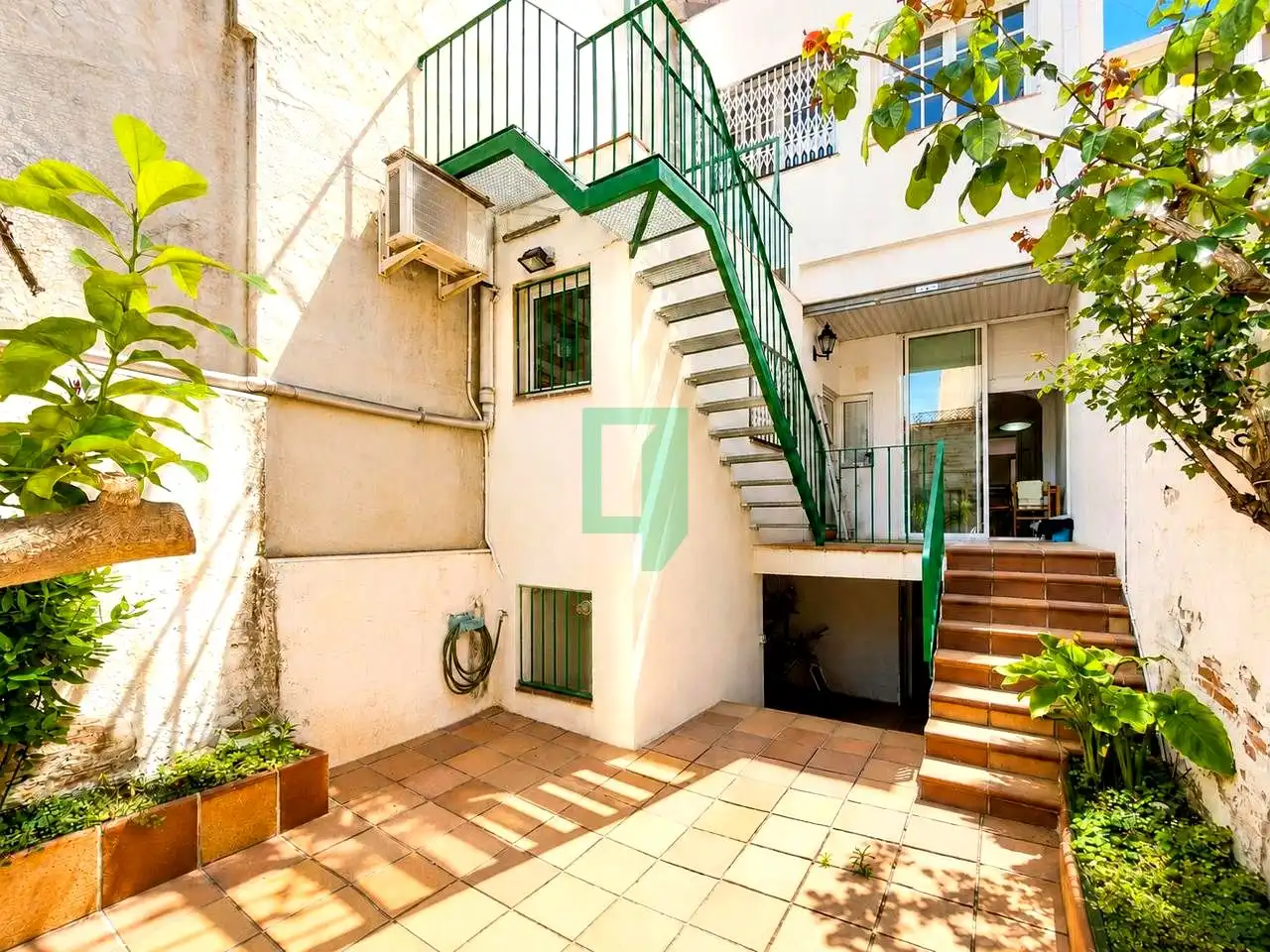 Vista exterior de Casa o xalet en venda en Badalona amb Aire condicionat, Calefacció i Jardí privat
