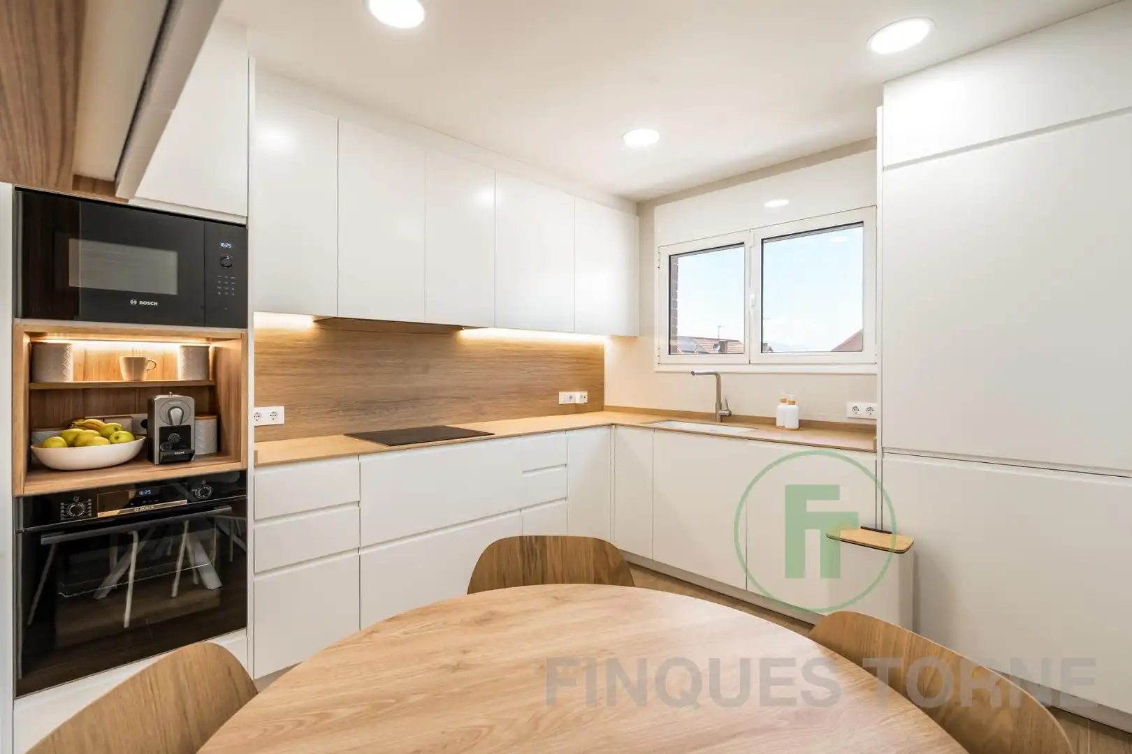 Cuina de Casa o xalet en venda en Montcada i Reixac amb Aire condicionat, Jardí privat i Parquet