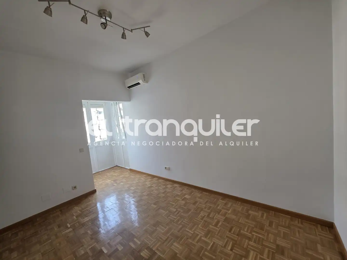 Bedroom of Study for rent in Madrid  with Air Conditioner, Parquet flooring and Washing machine