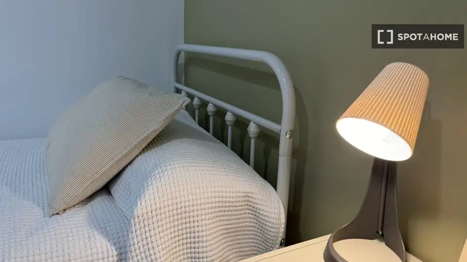 Dormitori de Apartament per a compartir en Madrid amb Aire condicionat, Calefacció i Terrassa