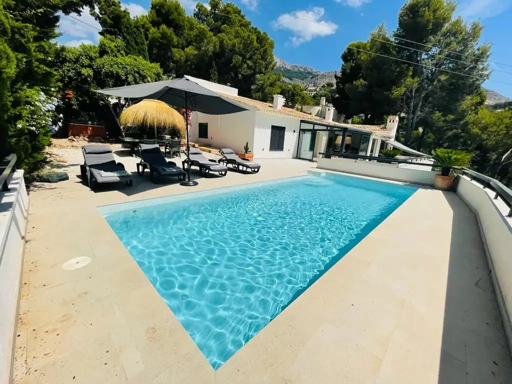 Schwimmbecken von Haus oder Chalet zum Verkauf in Altea mit Klimaanlage, Heizung und Privatgarten