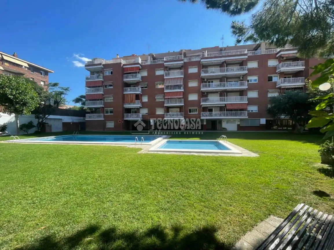 Vista exterior de Piso en venta en Vilassar de Mar con Terraza y Piscina comunitaria