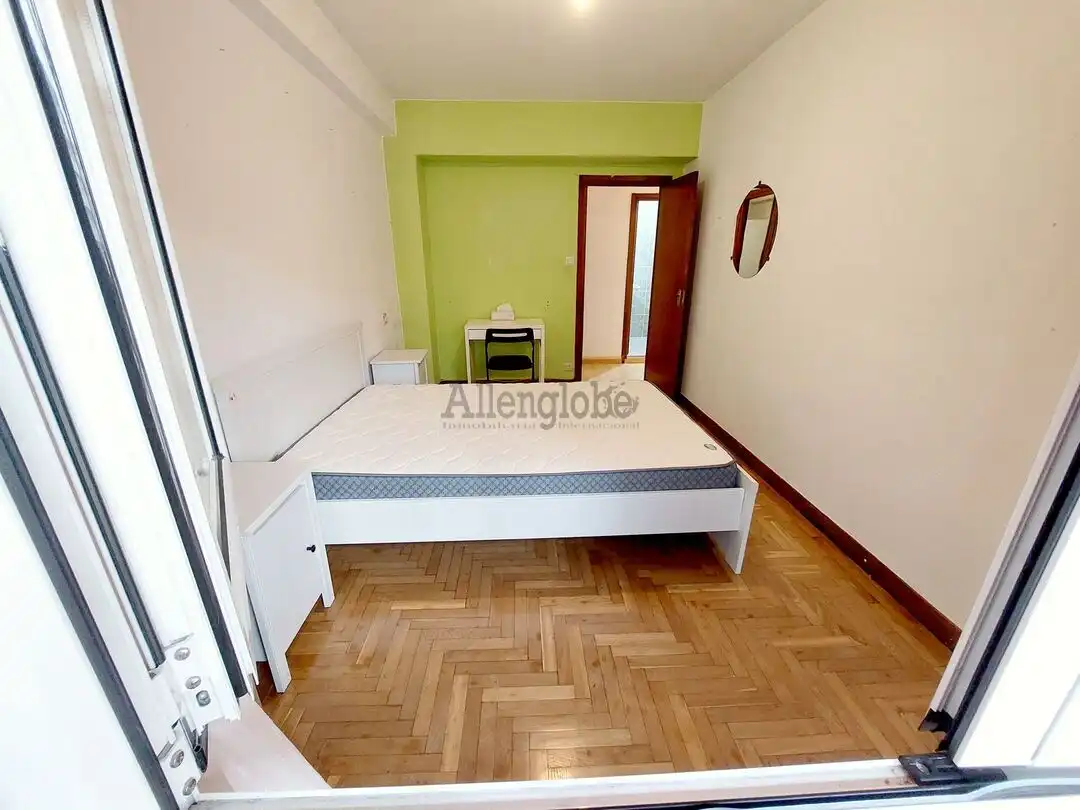 Habitación de Piso de alquiler en Oviedo  con Calefacción y Balcón
