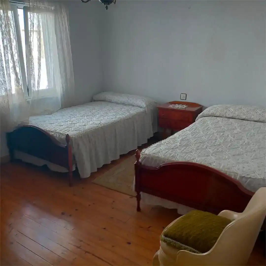 Dormitori de Casa adosada en venda en Valdeolea amb Rentadora i TV