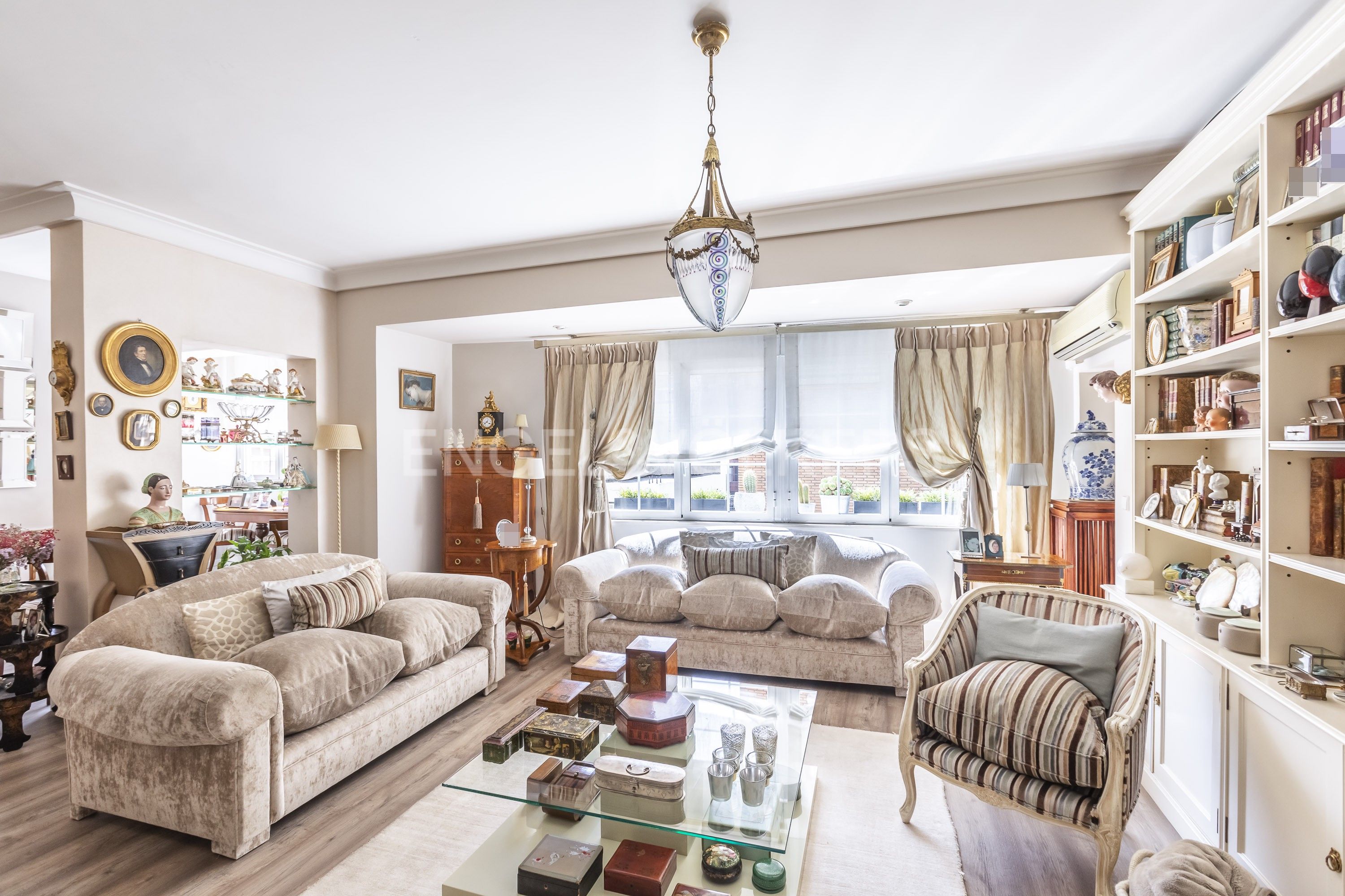 Living room of Apartment for sale in  Madrid Capital  with Air Conditioner, Heating and Storage room