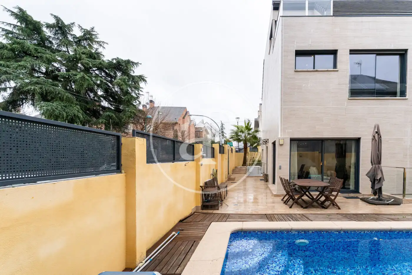 Piscina de Casa adosada en venda en Pozuelo de Alarcón amb Aire condicionat, Calefacció i Jardí privat