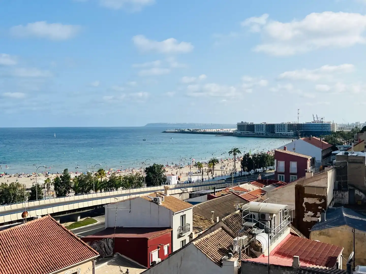 Außenansicht von Wohnung zur Miete in Alicante / Alacant mit Klimaanlage, Heizung und Terrasse