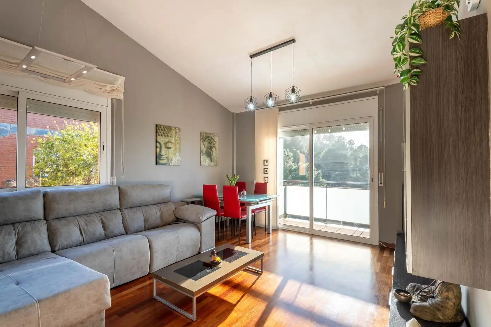 Wohnzimmer von Einfamilien-Reihenhaus zum Verkauf in Terrassa mit Privatgarten, Parkett und Terrasse