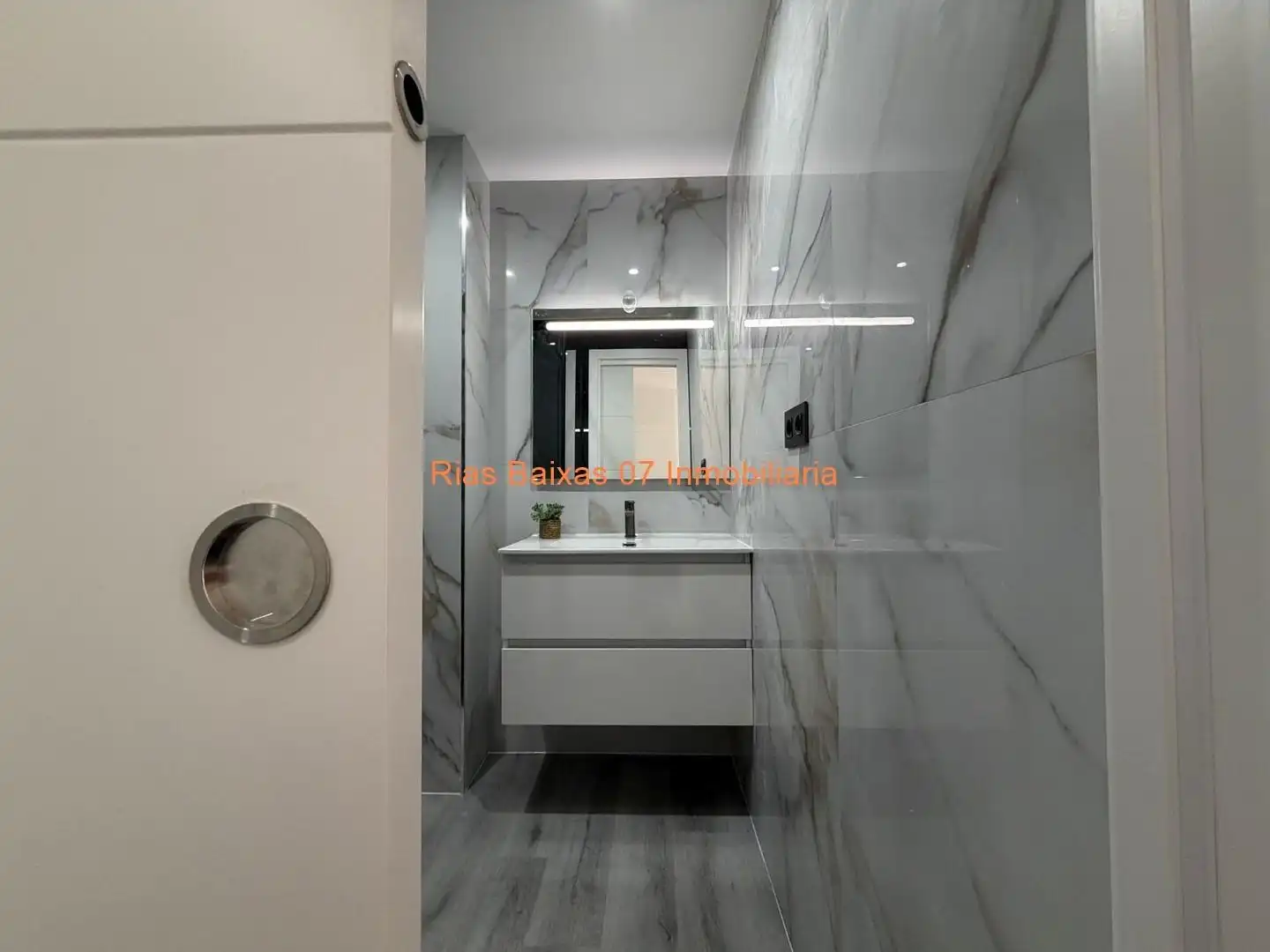 Baño de Piso en venta en Vigo  con Calefacción, Terraza y Trastero