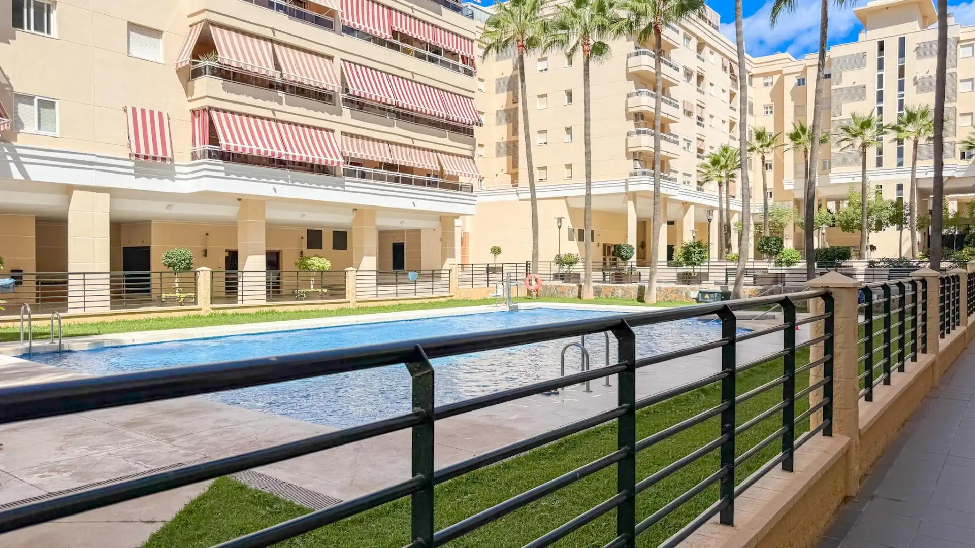 Flat with pool for sale in Teatinos - Universidad