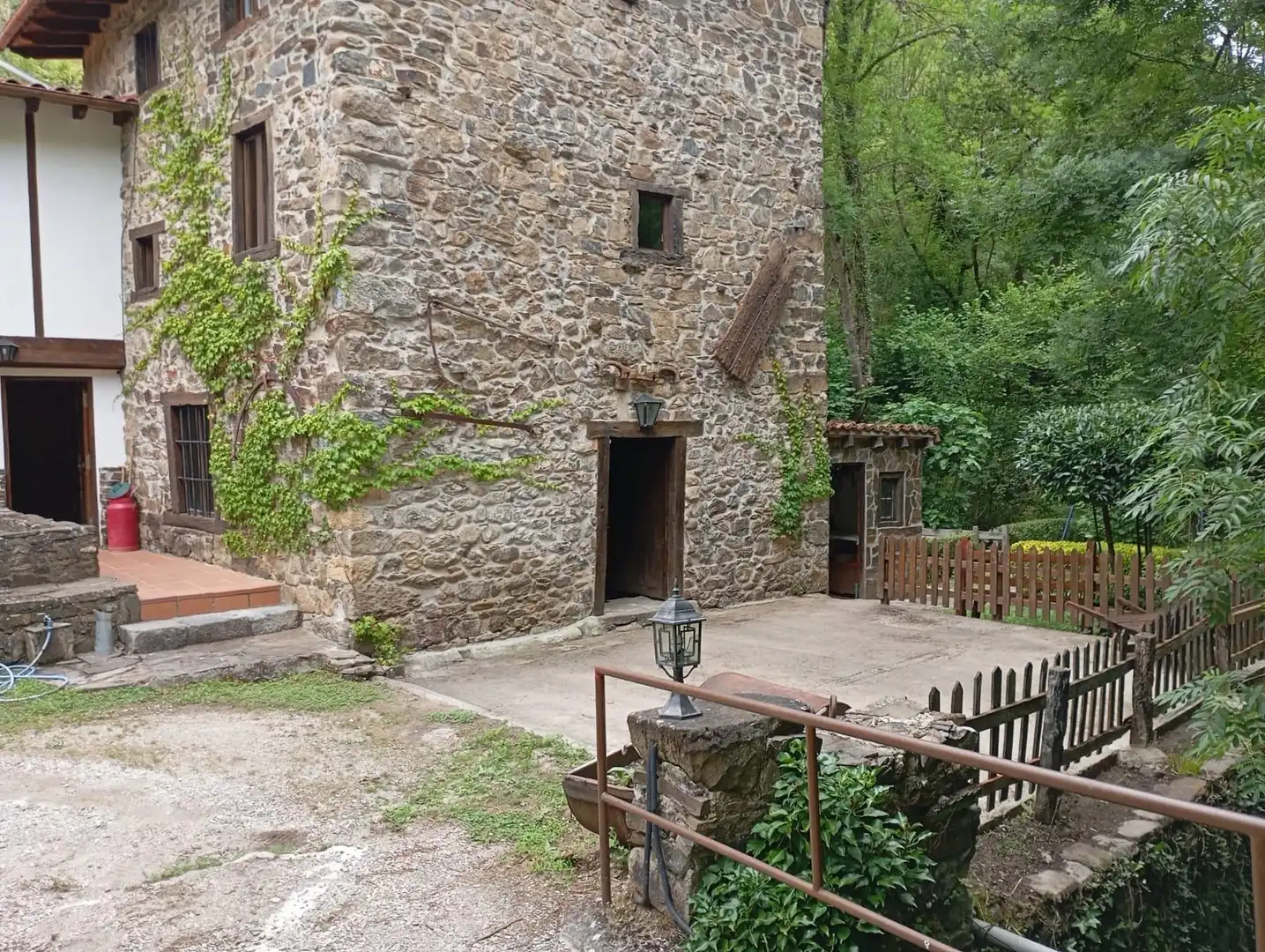 Vista exterior de Casa o xalet en venda en Pesaguero amb Calefacció, Terrassa i Moblat