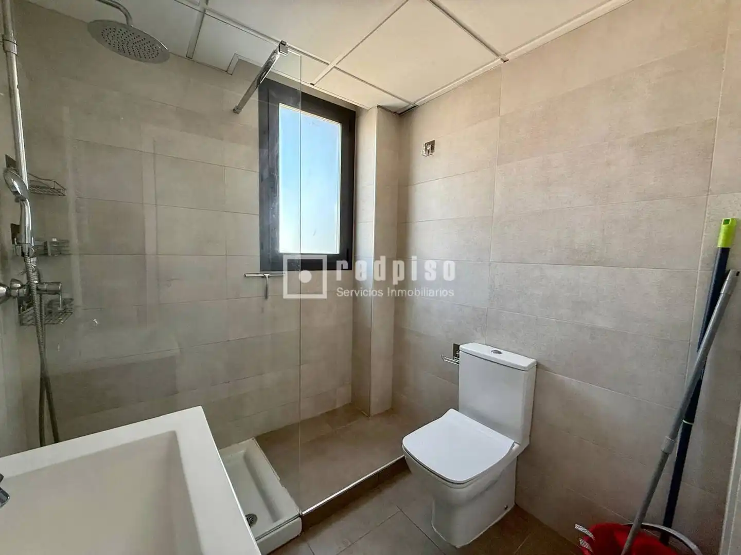 Badezimmer von Dachboden zur Miete in Madrid mit Heizung, Terrasse und Abstellraum