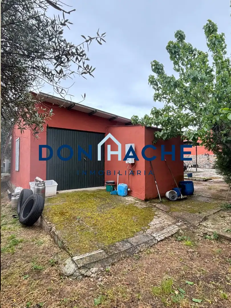 Aparcament de Casa o xalet en venda en Mérida amb Aire condicionat, Calefacció i Jardí privat
