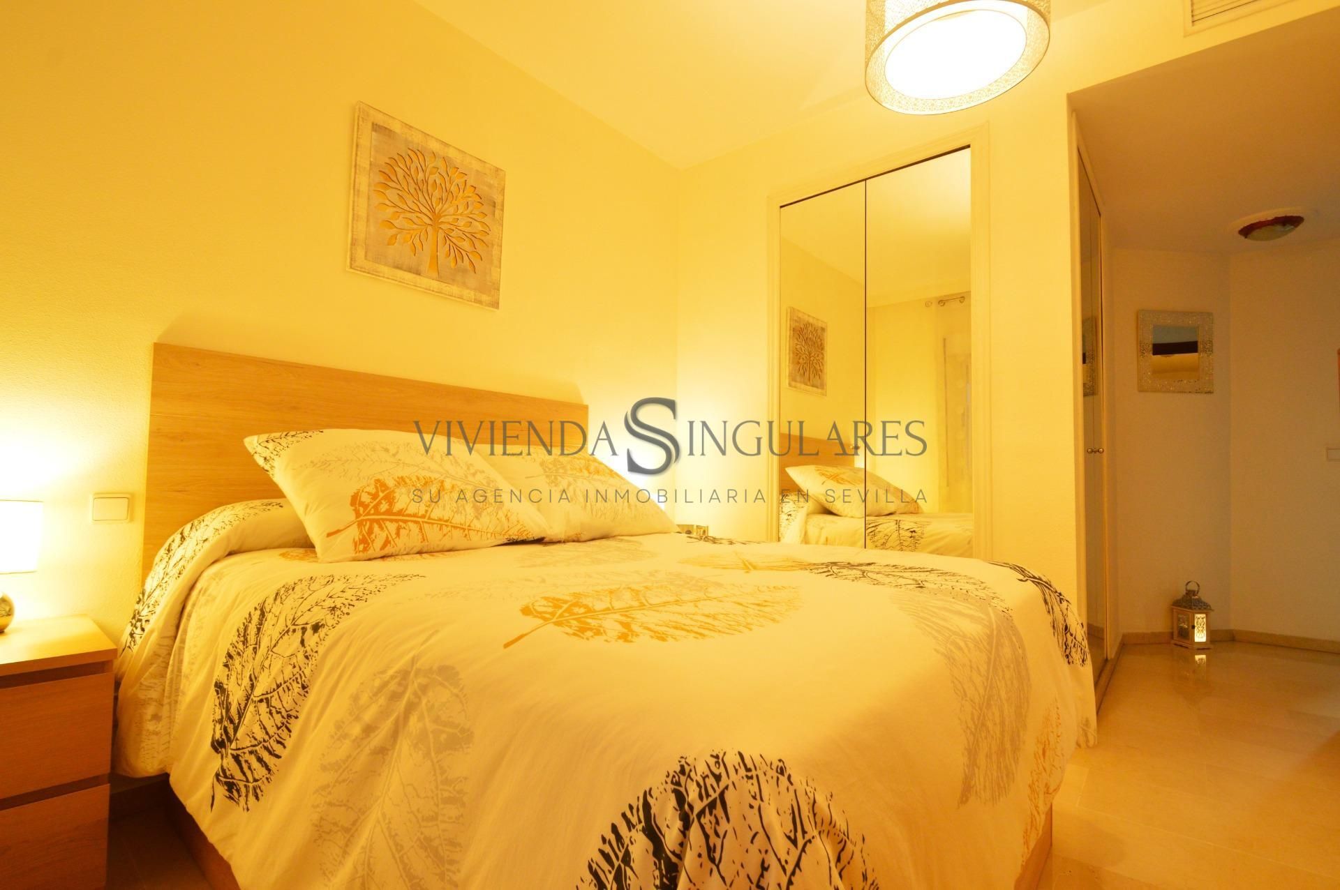 Dormitori de Pis de lloguer en  Sevilla Capital amb Aire condicionat, Calefacció i Jardí privat