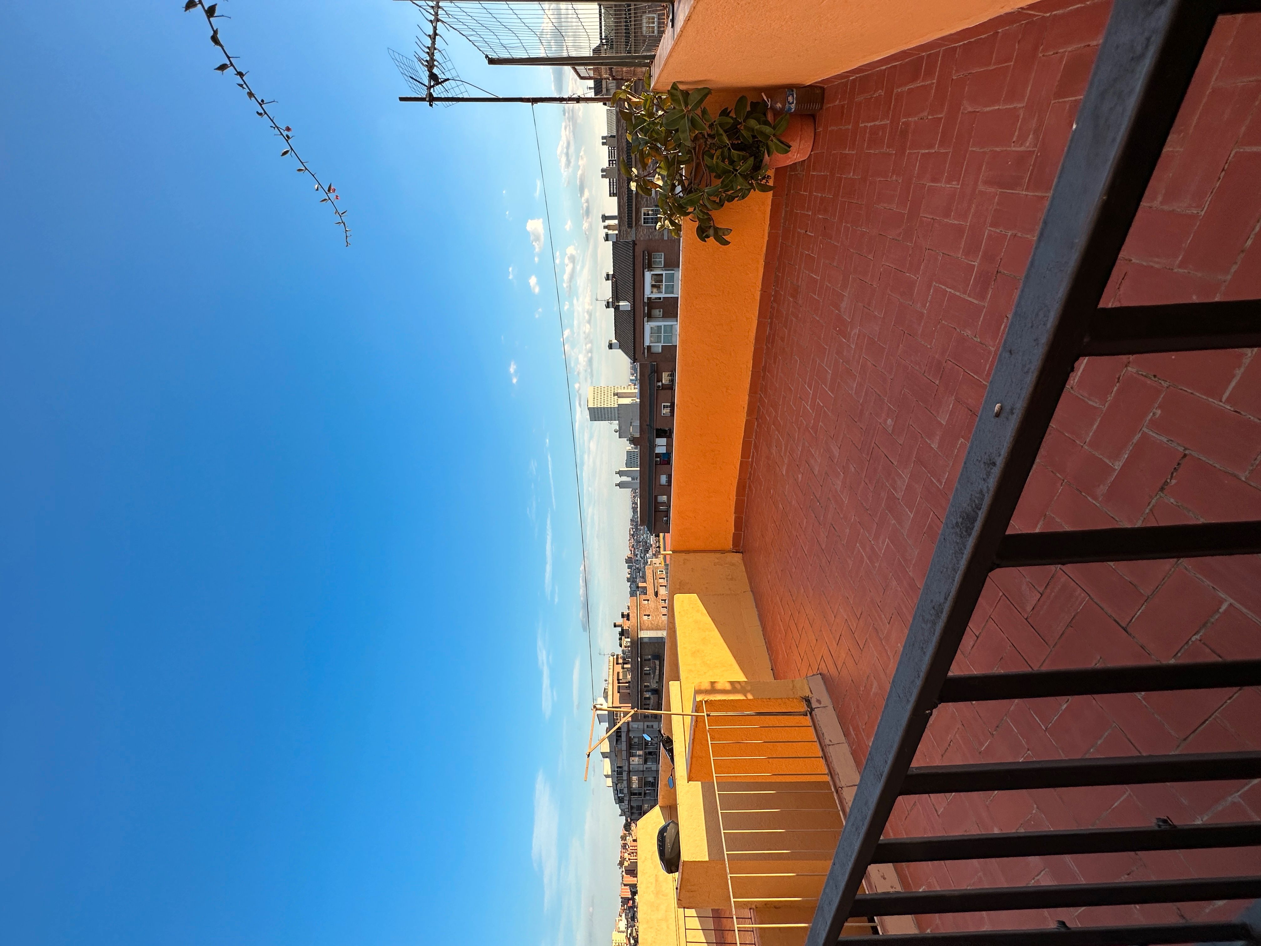 Exterior view of Flat for sale in Santa Coloma de Gramenet  with Terrace and Balcony