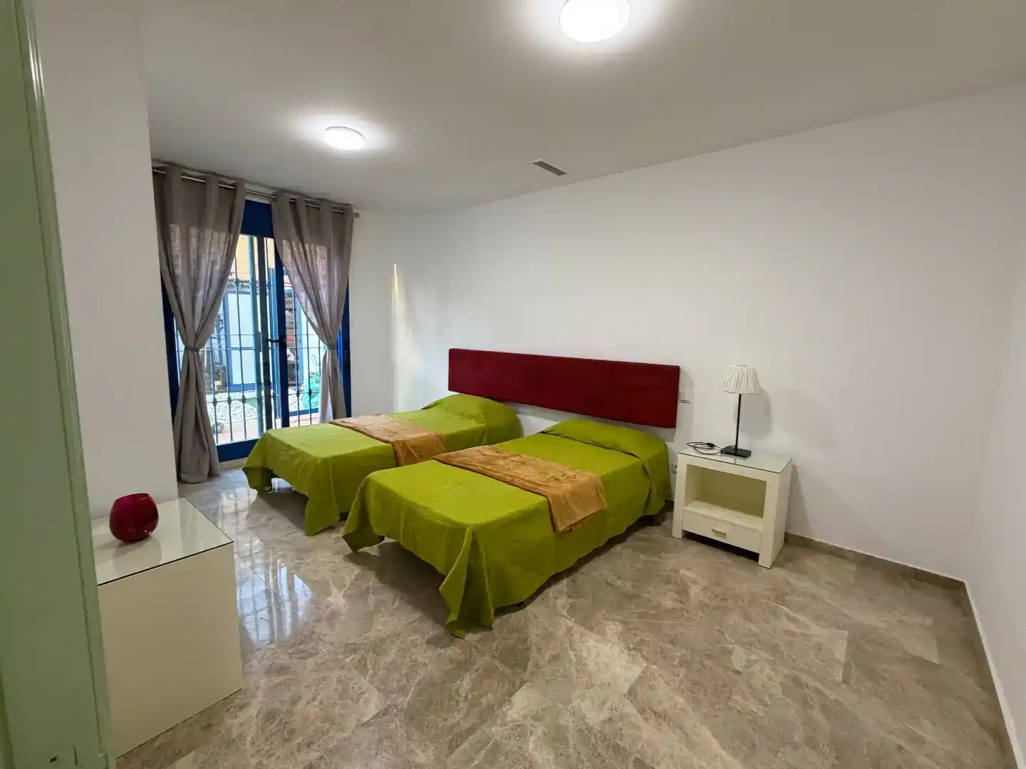 Habitación de Piso de alquiler en Marbella con Aire acondicionado, Jardín privado y Piscina