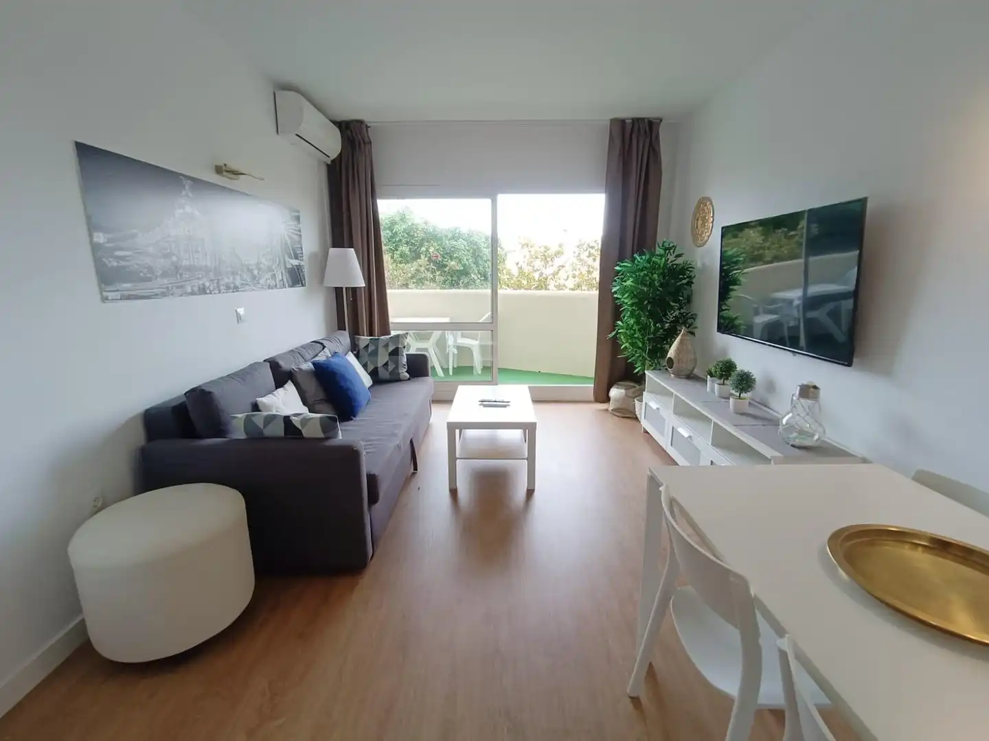 Sala d'estar de Apartament en venda en Benalmádena amb Aire condicionat, Jardí privat i Terrassa
