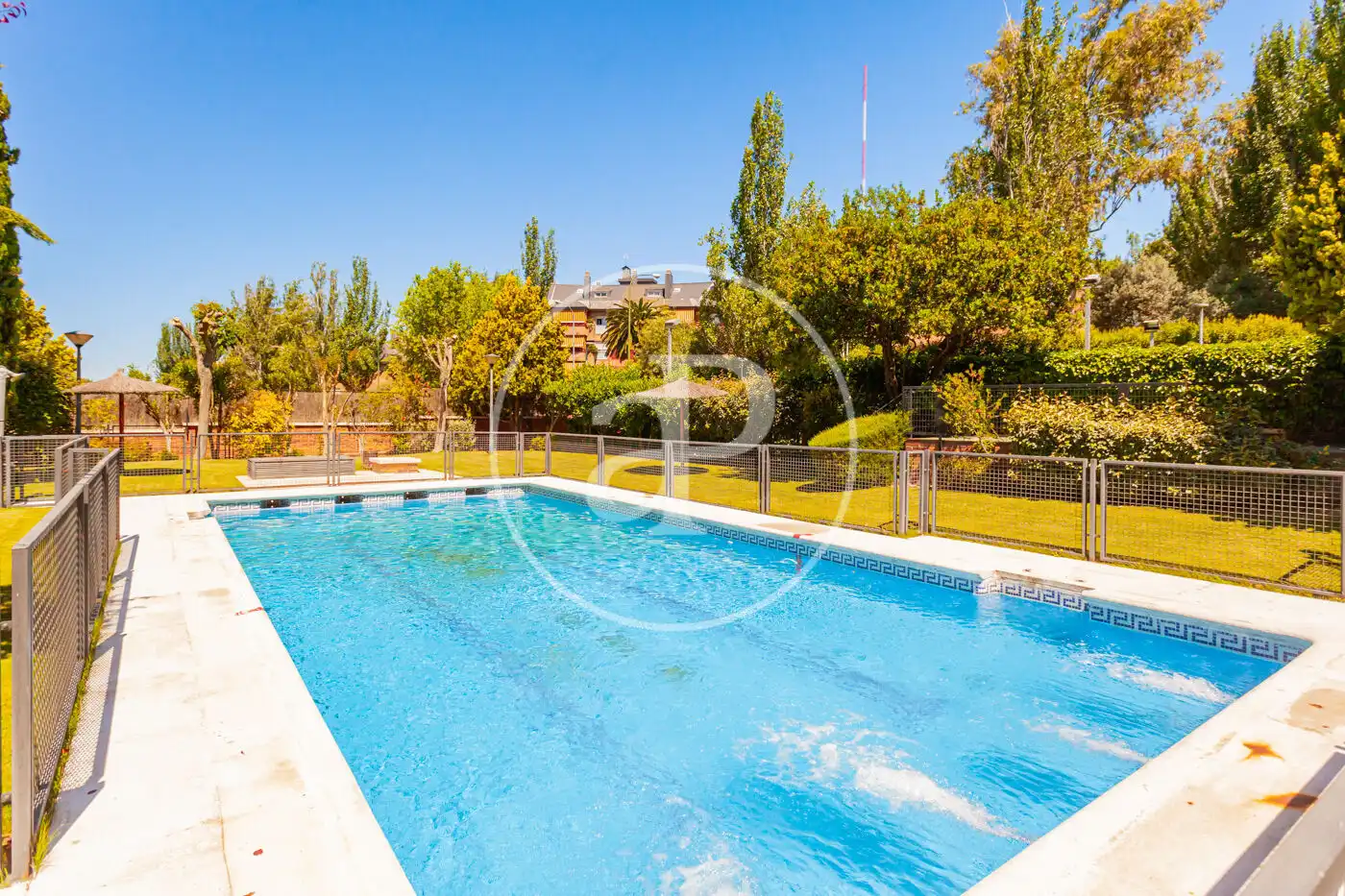 Schwimmbecken von Wohnung zum Verkauf in Majadahonda mit Klimaanlage, Heizung und Privatgarten