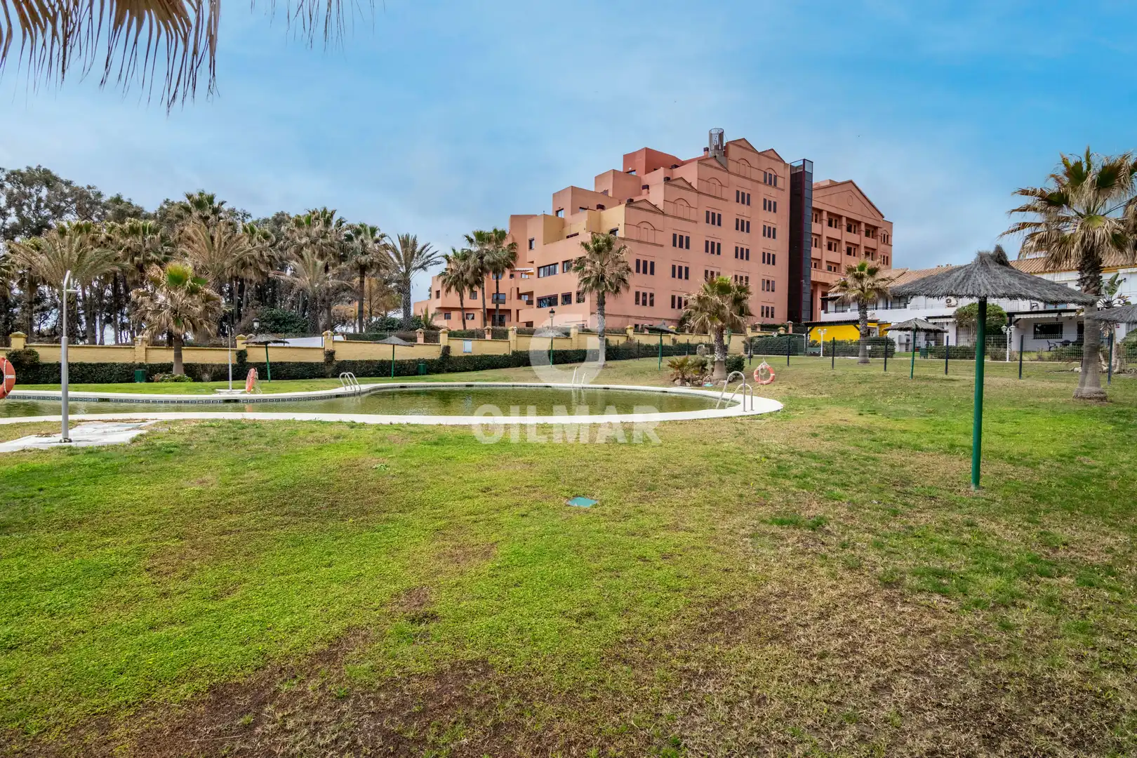 Außenansicht von Einfamilien-Reihenhaus zum Verkauf in Manilva mit Heizung, Privatgarten und Schwimmbad