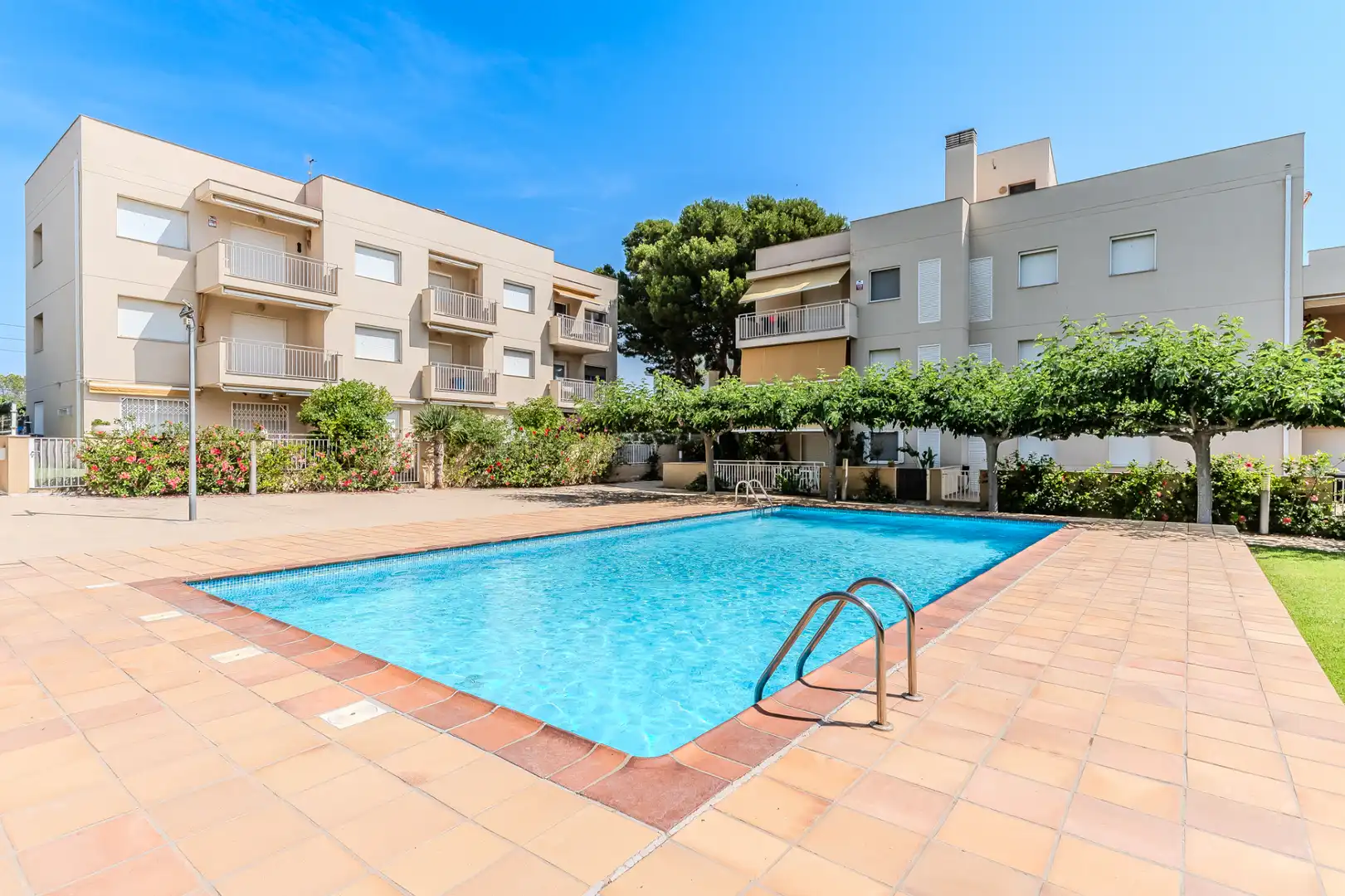 Piscina de Piso en venta en L'Ampolla con Aire acondicionado, Calefacción y Jardín privado