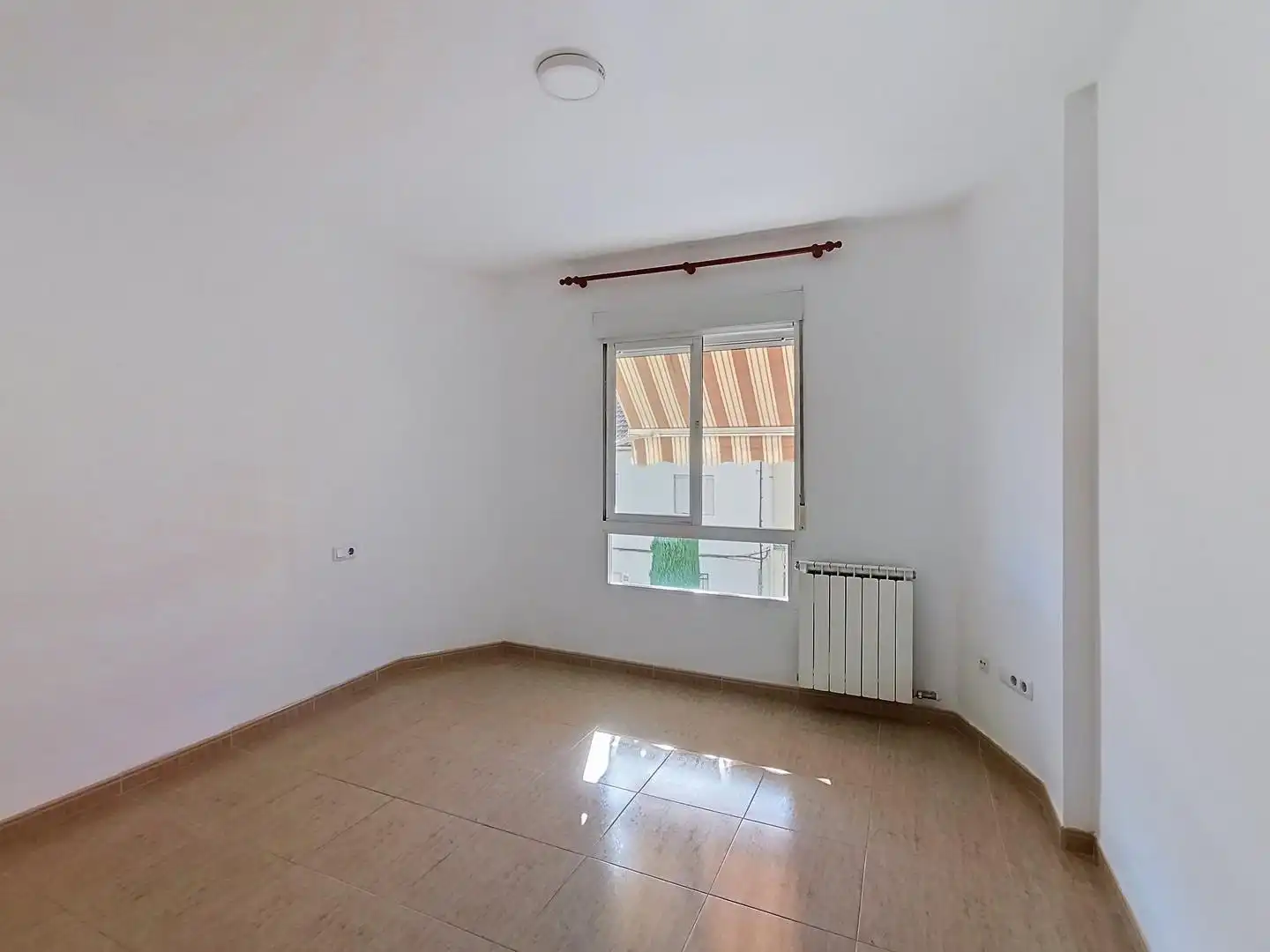 Habitación de Piso de alquiler en Churriana de la Vega con Calefacción y Balcón