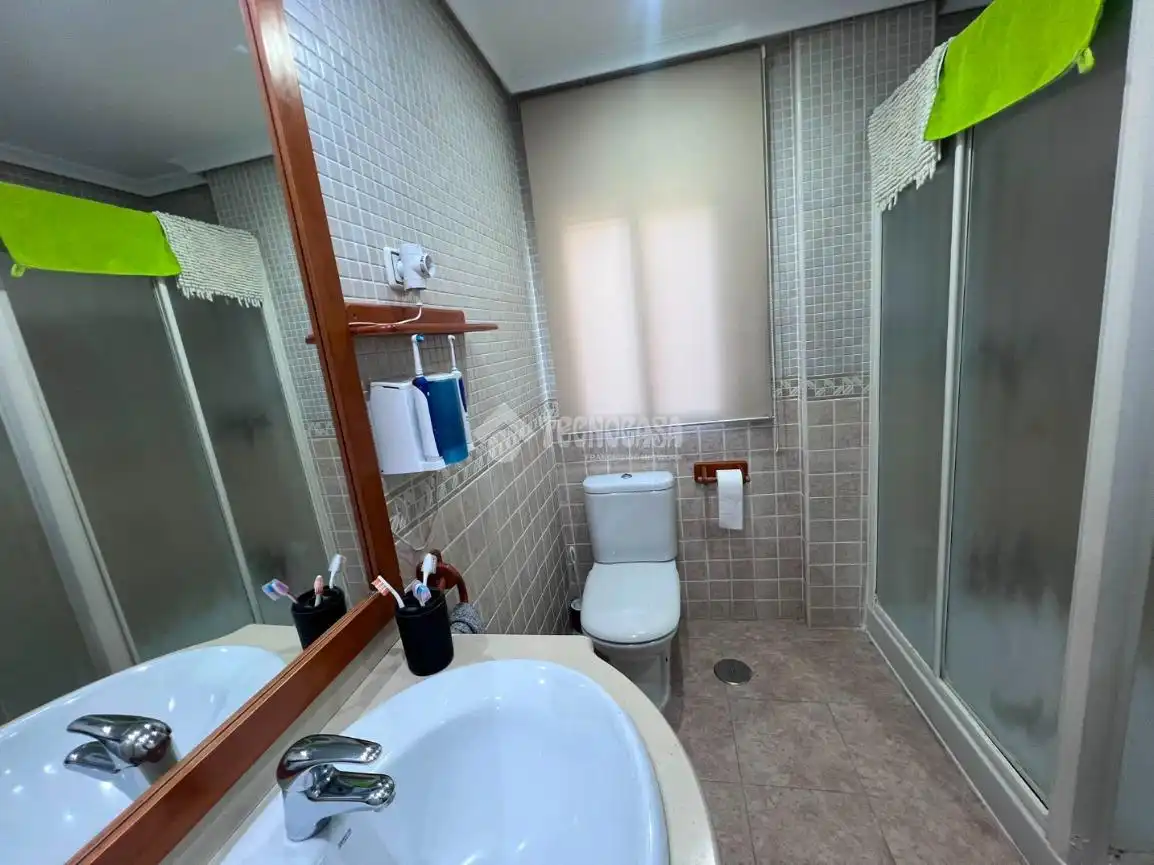 Bany de Casa adosada en venda en Jaén amb Aire condicionat i Piscina