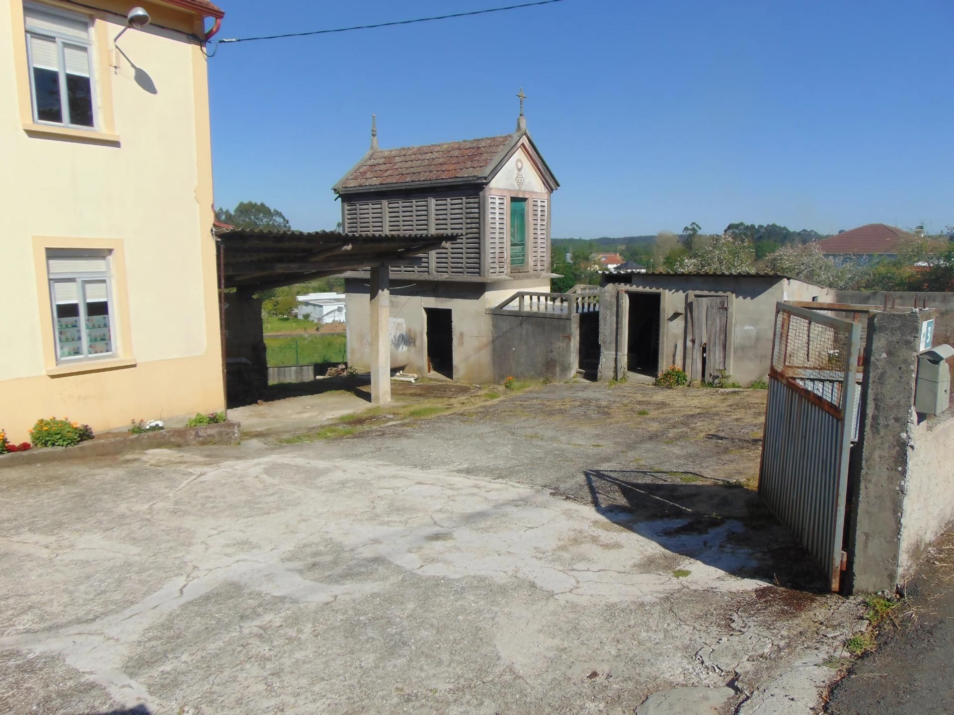 Vista exterior de Casa o xalet en venda en Carballo amb Calefacció, Jardí privat i Traster
