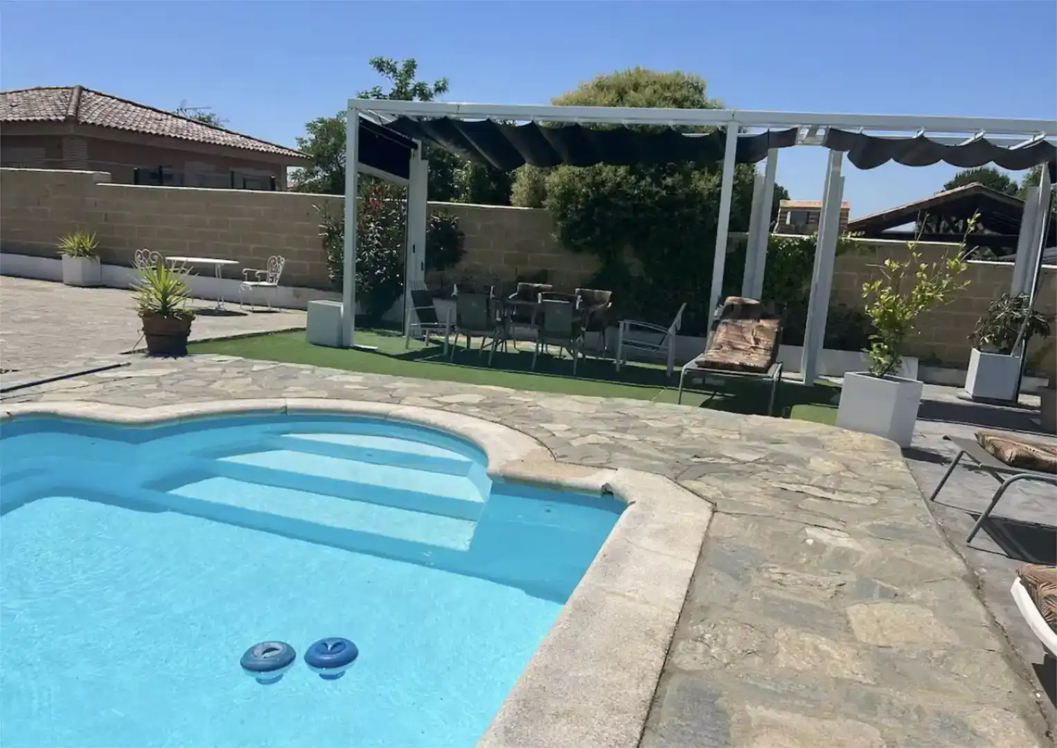 Piscina de Casa o xalet en venda en Lucillos amb Aire condicionat, Traster i Moblat