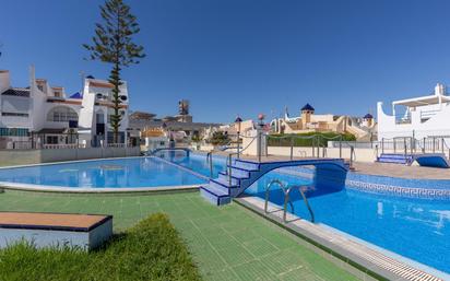 Schwimmbecken von Haus oder Chalet zum verkauf in Torrevieja mit Klimaanlage und Terrasse