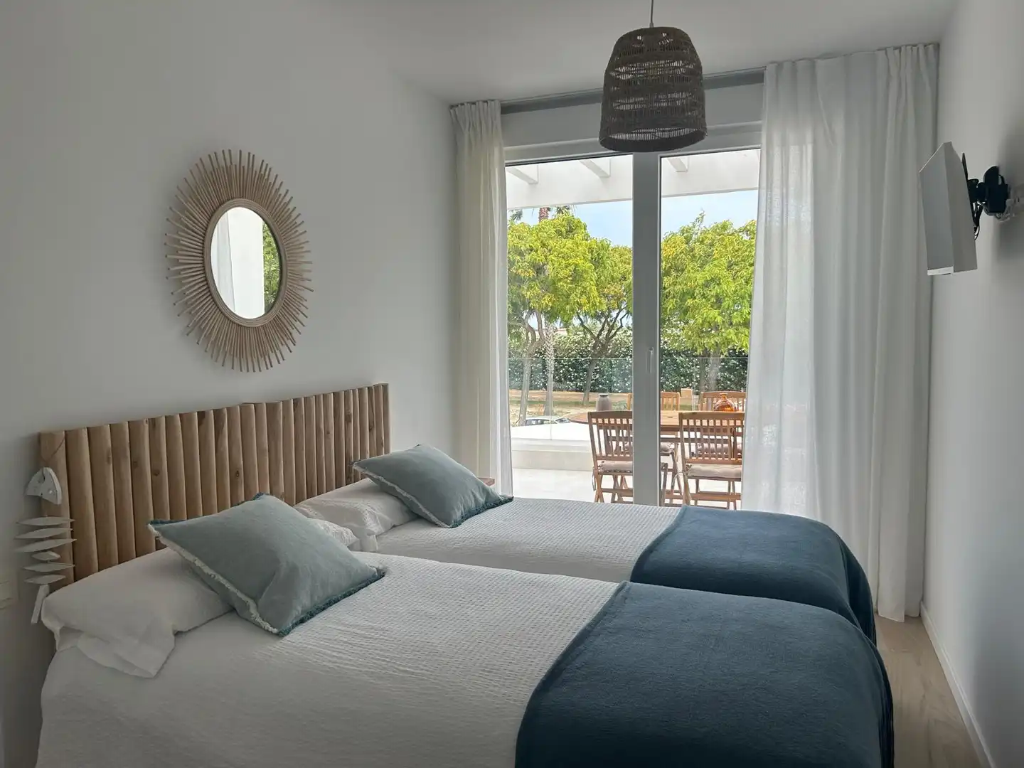 Dormitori de Apartament de lloguer en Chipiona amb Aire condicionat, Calefacció i Terrassa