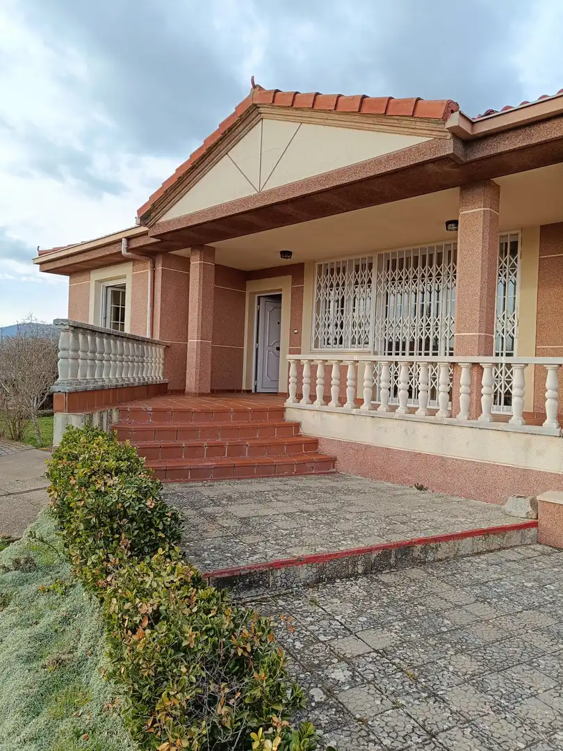 Vista exterior de Casa o xalet en venda en Aguilar de Campoo amb Calefacció i Terrassa