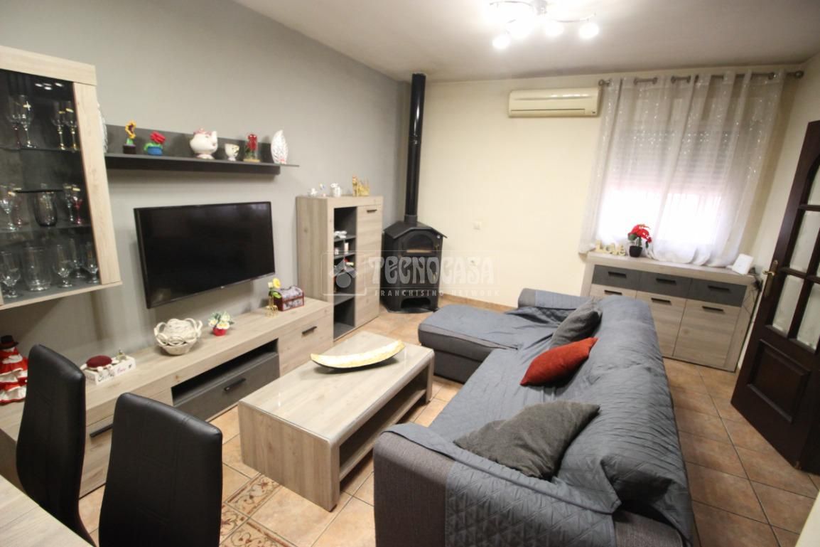 Sala d'estar de Casa adosada en venda en Churriana de la Vega amb Balcó