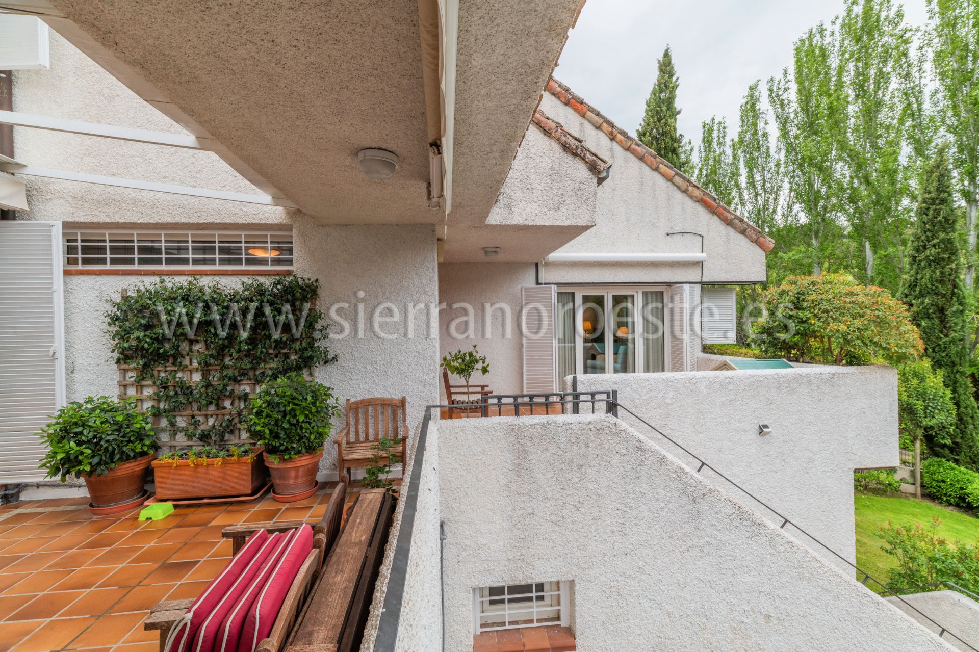 Vista exterior de Casa adosada en venda en Las Rozas de Madrid amb Aire condicionat, Calefacció i Jardí privat