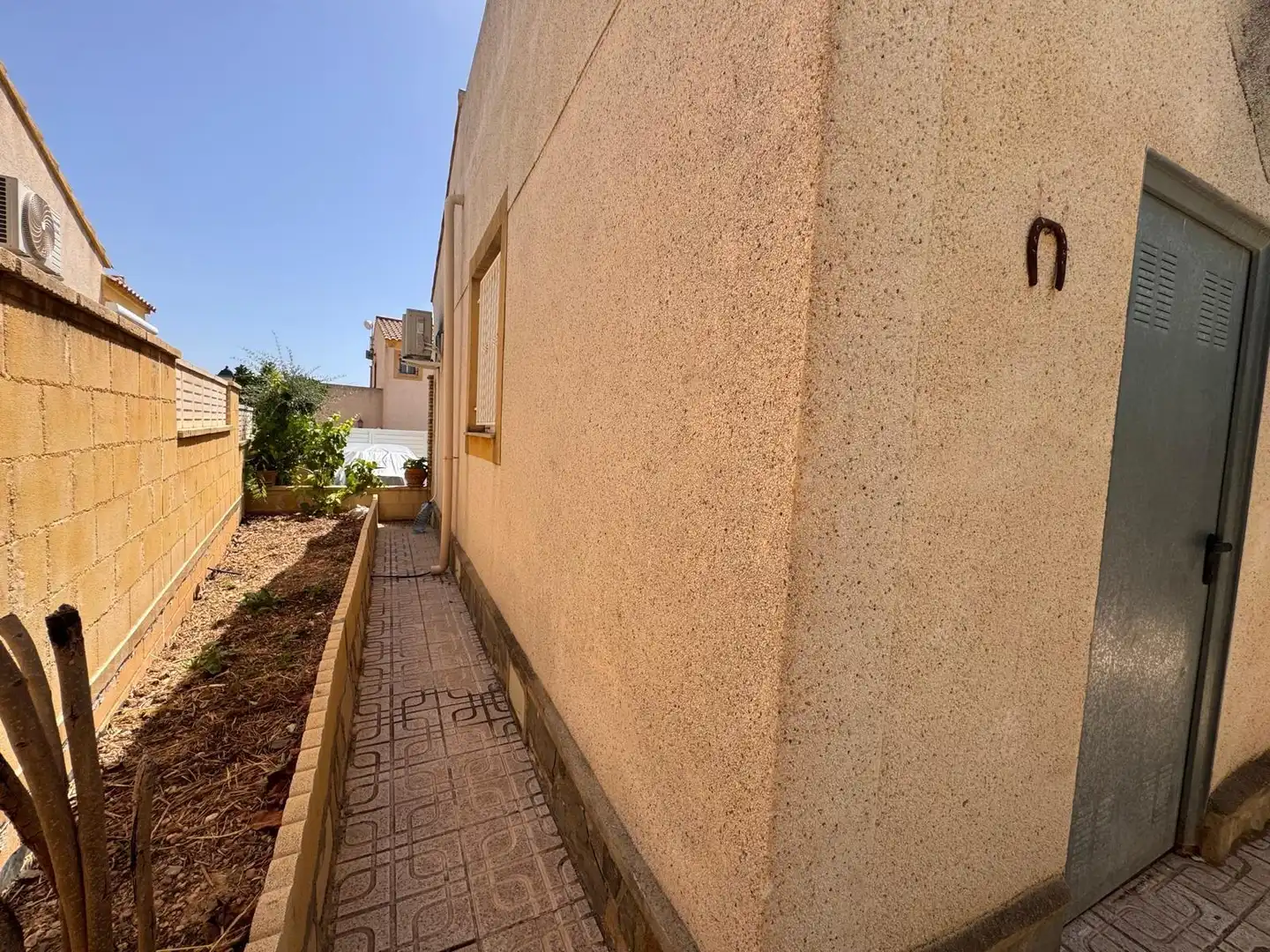 Vista exterior de Casa adosada en venda en Polop amb Aire condicionat, Jardí privat i Terrassa